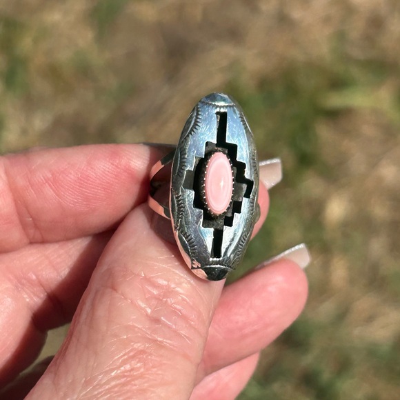 Navajo Made Sterling Silver Queen Conch Shadow Box Ring - Picture 3 of 13